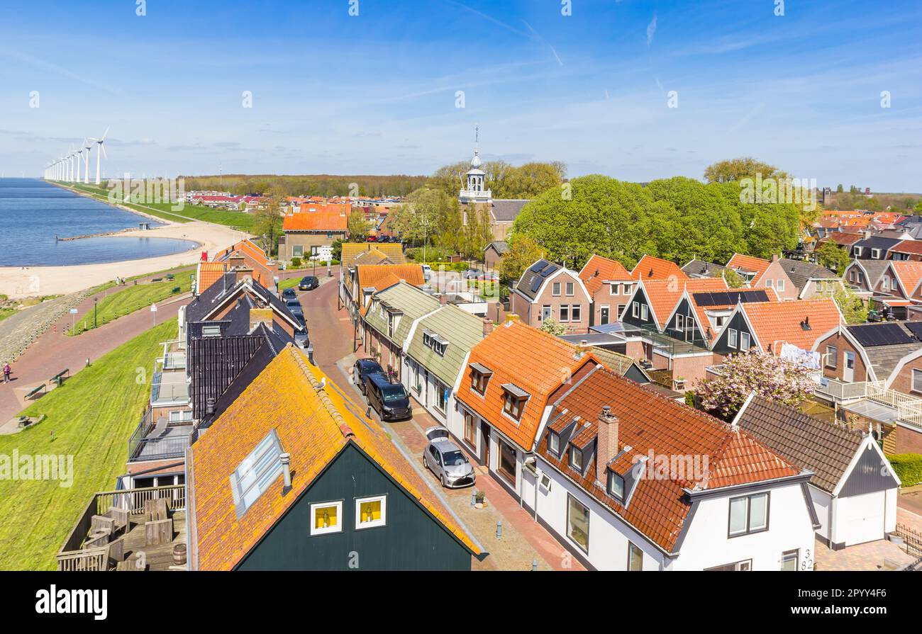 Blick aus der Vogelperspektive auf das historische Dorf Urk und den Ijsselmeer See Urk, Niederlande Stockfoto