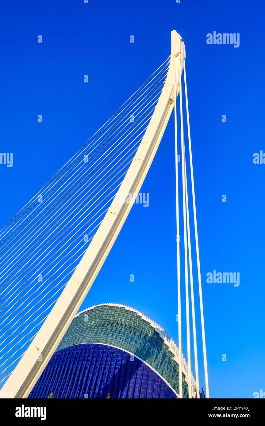 Valencia, Spanien - 17. Juli 2022: Architektonisches Merkmal der Brücke Assut de l'Or und des Gebäudes L'Àgora in blauem Himmel. Stockfoto