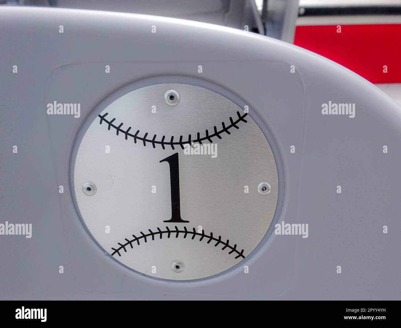 Grauer Stadionsitz Nummer 1, 1, in Form eines Baseballs oder Softballs, Grafikkonzept Stockfoto