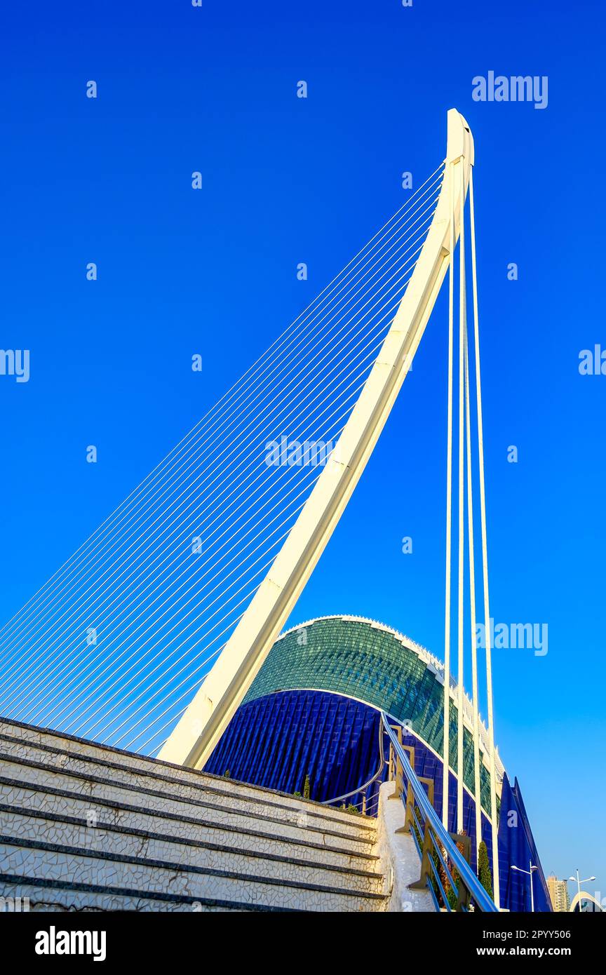 Valencia, Spanien - 17. Juli 2022: Architektonisches Merkmal der Brücke Assut de l'Or und des Gebäudes L'Àgora. Die beiden Strukturen werden schrittweise eingerahmt. Stockfoto