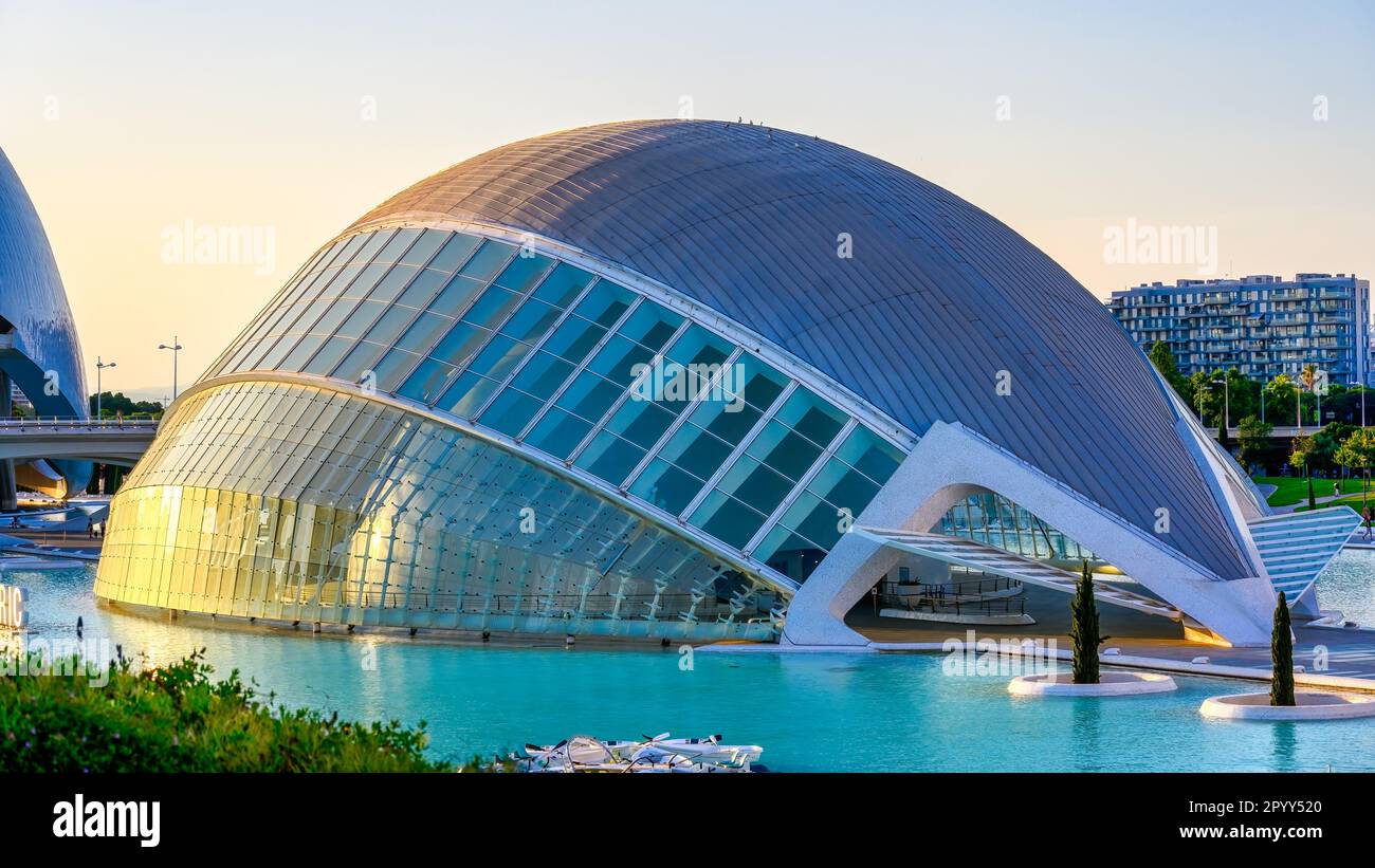 Valencia, Spanien - 17. Juli 2022: L'Hemisferic-Gebäude. Das „Ciutat de les Arts i les Ciències“ wurde von Santiago Calatrava und Félix Candela entworfen. Stockfoto