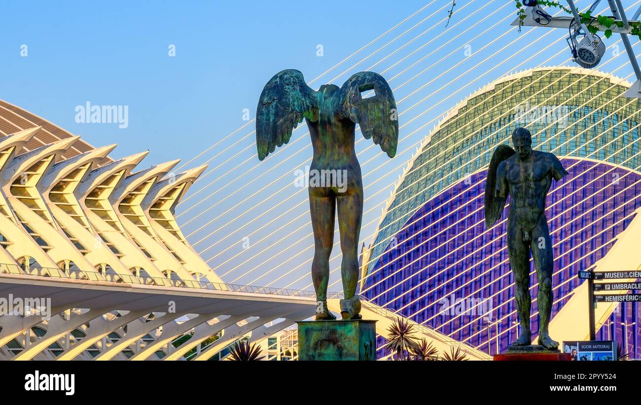 Valencia, Spanien - 17. Juli 2022: Skulpturen mit Flügelwinkeln und Fassade des Gebäudes. Der architektonische Komplex ist der wichtigste moderne Tourist destin Stockfoto