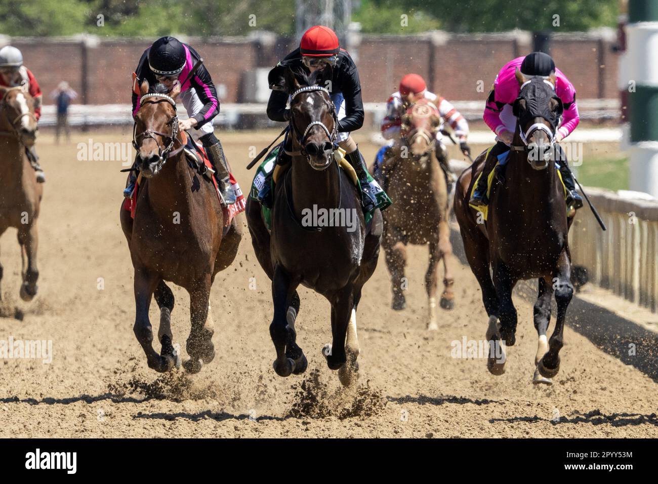 Louisville, Usa. 05. Mai 2023. Smile Happy (C) mit Jockey Brian Hernandez, Jr. gewinnt die Alysheba Stakes bei Churchill Downs in Louisville, Kentucky am Freitag, den 5. Mai 2023. Kunstsammler (L) und West will Power (R) sind Zweiter und Dritter. Der 149. Lauf des Kentucky Derby findet am Samstag, den 6. Mai statt. Foto: Pat Benic/UPI Credit: UPI/Alamy Live News Stockfoto