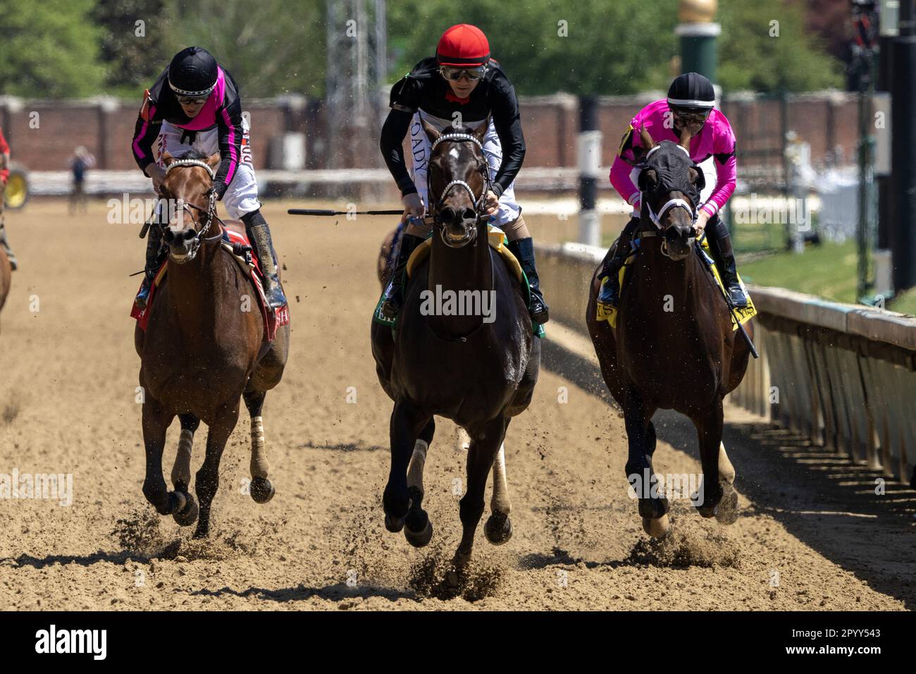 Louisville, Usa. 05. Mai 2023. Smile Happy (C) mit Jockey Brian Hernandez, Jr. gewinnt die Alysheba Stakes bei Churchill Downs in Louisville, Kentucky am Freitag, den 5. Mai 2023. Kunstsammler (L) und West will Power (R) sind Zweiter und Dritter. Der 149. Lauf des Kentucky Derby findet am Samstag, den 6. Mai statt. Foto: Pat Benic/UPI Credit: UPI/Alamy Live News Stockfoto