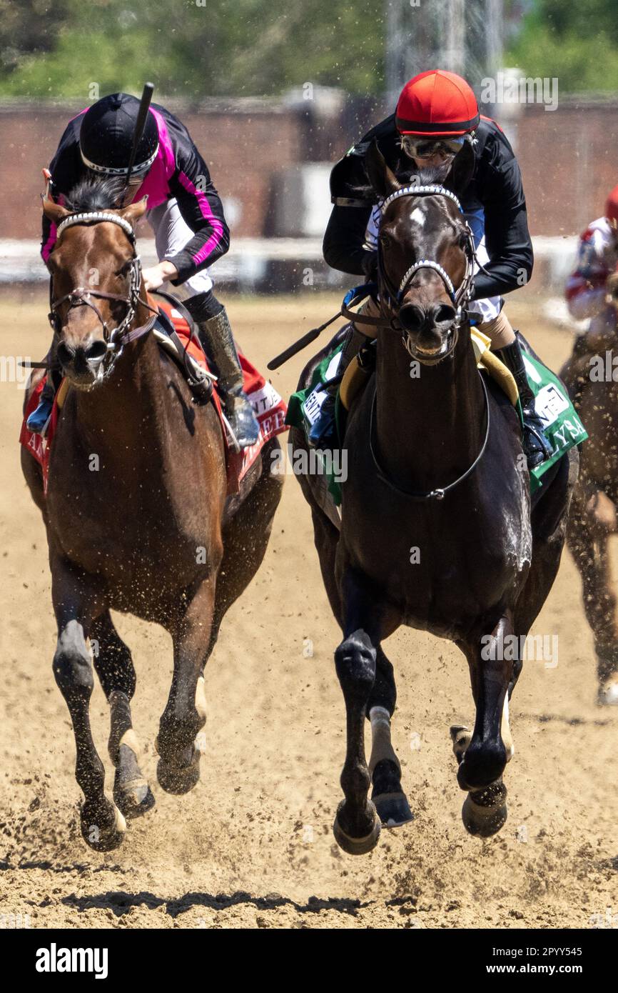 Louisville, Usa. 05. Mai 2023. Smile Happy (C) mit Jockey Brian Hernandez, Jr. gewinnt die Alysheba Stakes bei Churchill Downs in Louisville, Kentucky am Freitag, den 5. Mai 2023. Kunstsammler (L) ist Zweiter. Der 149. Lauf des Kentucky Derby findet am Samstag, den 6. Mai statt. Foto: Pat Benic/UPI Credit: UPI/Alamy Live News Stockfoto