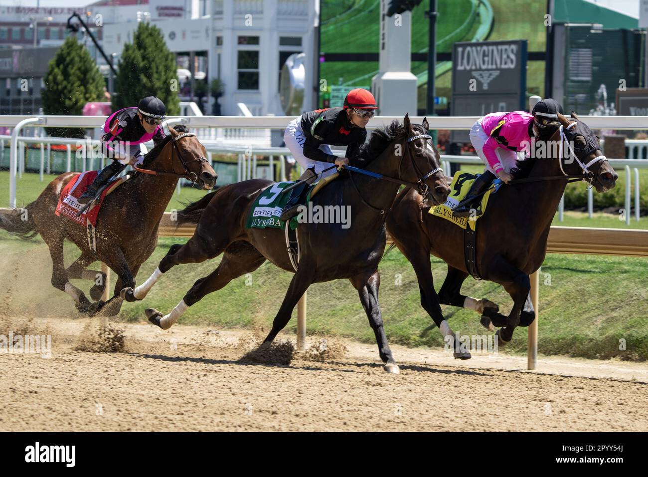 Louisville, Usa. 05. Mai 2023. Smile Happy (C) mit Jockey Brian Hernandez, Jr. rundet am Freitag, den 5. Mai 2023, die erste Kurve auf dem Weg zu den Alysheba Stakes in Churchill Downs in Louisville, Kentucky. Art Collector (L) und West will Power (R) haben den zweiten und dritten Platz belegt. Der 149. Lauf des Kentucky Derby findet am Samstag, den 6. Mai statt. Foto: Pat Benic/UPI Credit: UPI/Alamy Live News Stockfoto