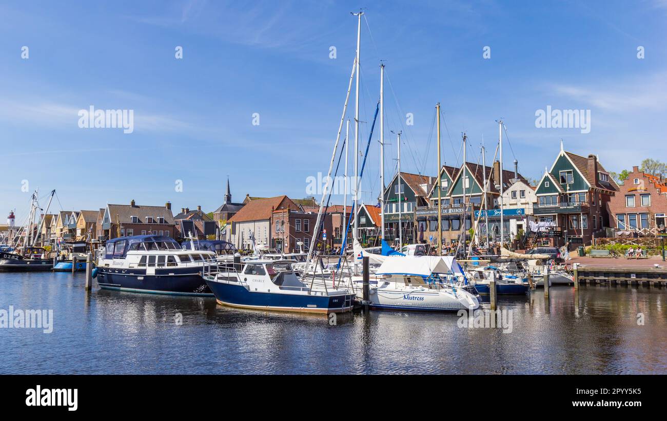 Schiffe im Hafen vor historischen Häusern in Urk, Niederlande Stockfoto