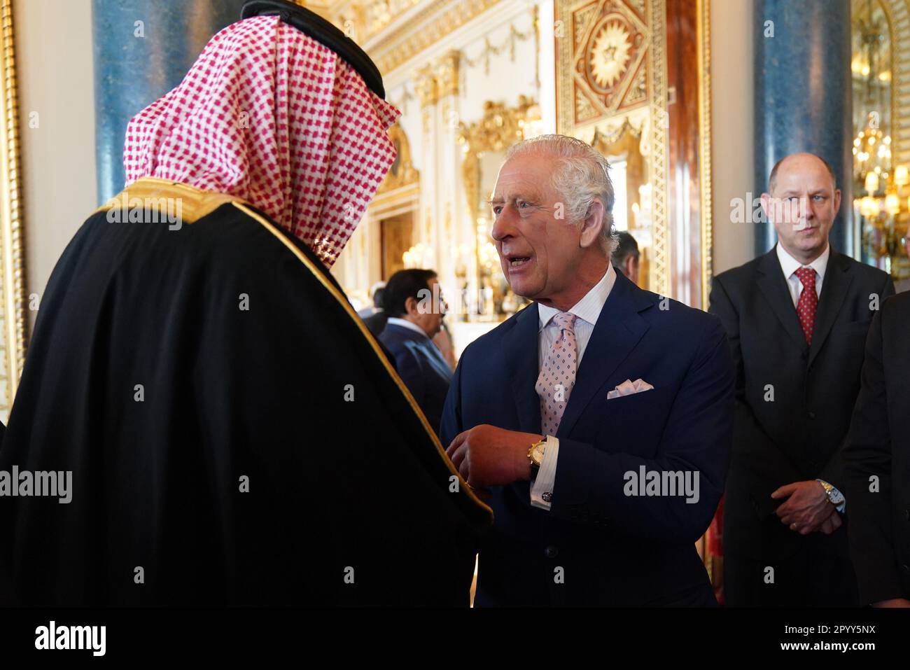 König Karl III. Spricht mit Gästen während eines Empfangs im Buckingham