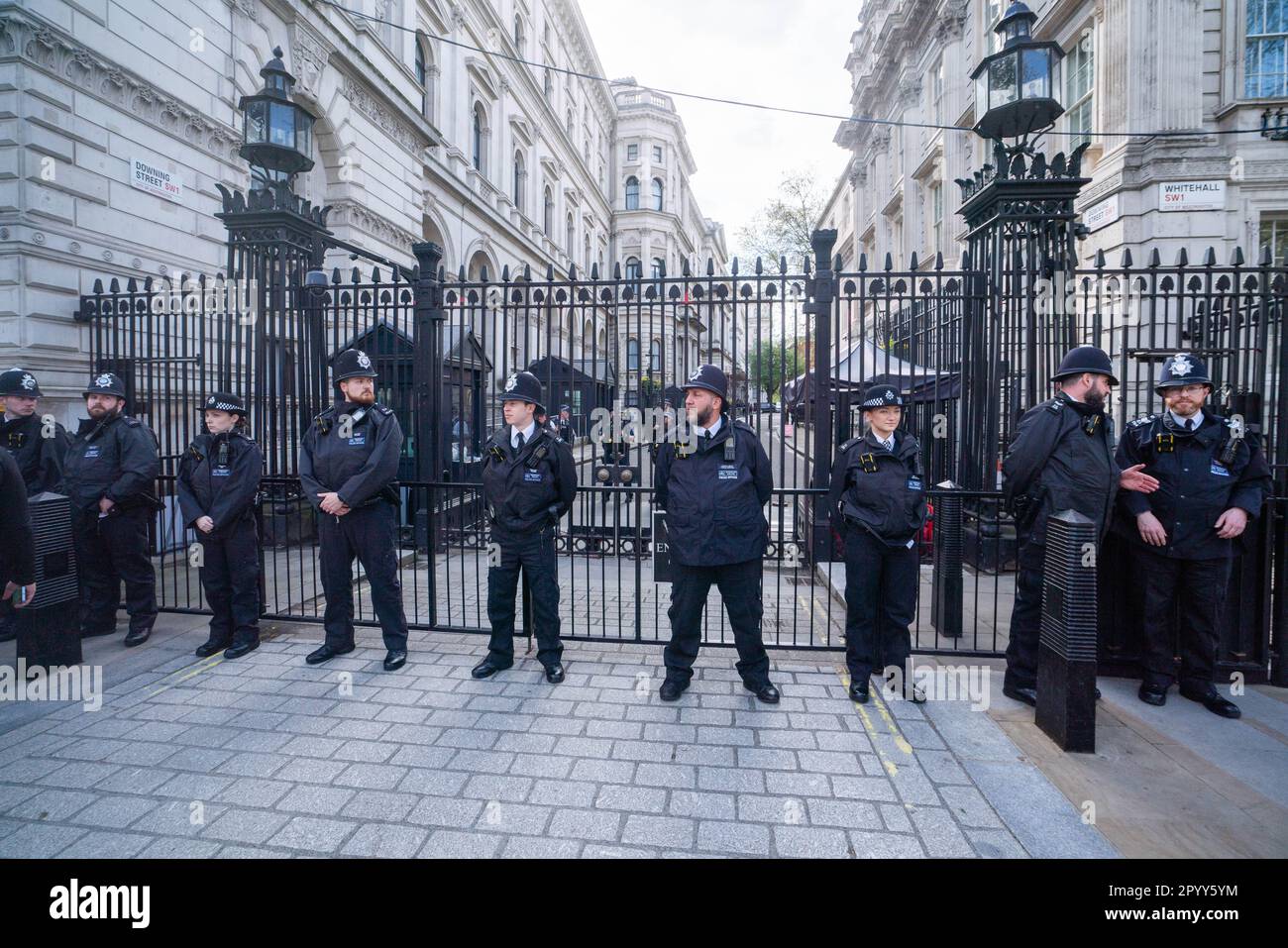 London UK. 5. Mai 2023 Polizeibeamte bilden eine Linie vor den Toren der Downing Street während des Besuchs der Staatsoberhäupter, einschließlich des Premierministers von Australien, der US First Lady, Jill Biden und der brasilianische Präsident Lula. Es wird Ein Stahlring geschaffen, an dem mehr als 11,0000 Polizisten in Westminster und Umgebung beteiligt sind. Nordirland und andere Teile Englands im Rahmen der Operation "Goldene Kugel", um die Sicherheit für die morgige Krönung zu gewährleisten. Kredit: amer Ghazzal/Alamy Live News Stockfoto
