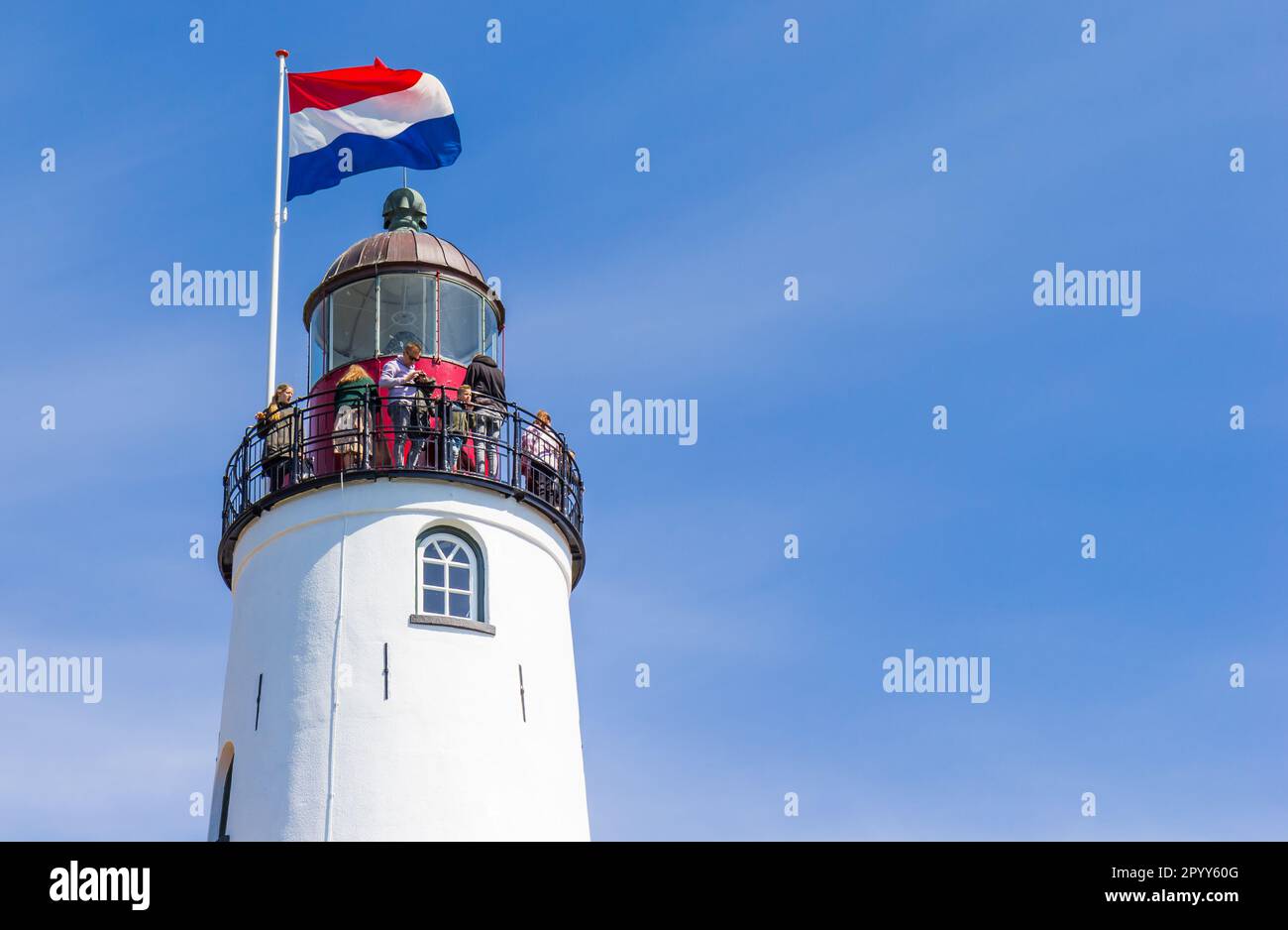 Menschen auf dem historischen Leuchtturm in Urk, Niederlande Stockfoto