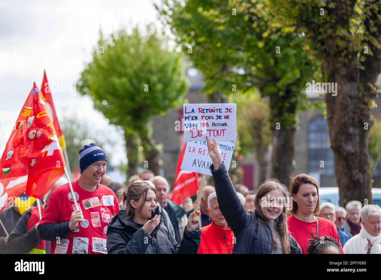 Carhaix, Frankreich - Mai 1 2023: Demonstration gegen die Rentenreform mit einem Mädchen im Teenageralter, das ein Schild mit der Aufschrift auf Englisch hält: Mir ist der Ruhestand egal Stockfoto