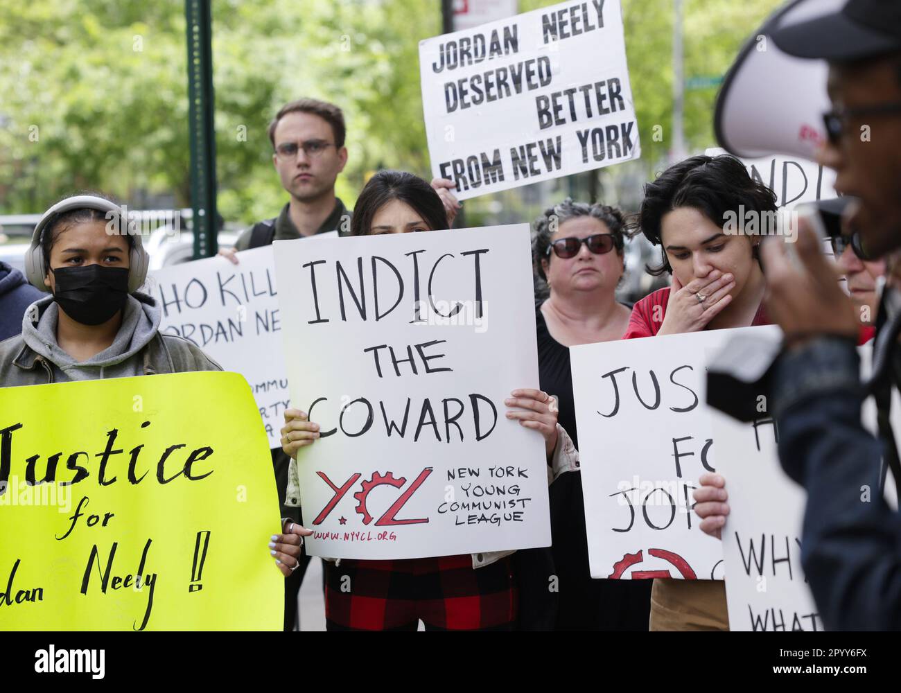 New York, Usa. 05. Mai 2023. Demonstranten halten Schilder vor einem "Justice for Jordan Neely" Protest vor Staatsanwalt Alvin Braggs Büro am Freitag, den 5. Mai 2023 in New York City. Letzte Woche wurde Neely, ein 30-jähriger schwarzer Obdachloser, von einem 24-jährigen Ex-Marine getötet, als er mit der U-Bahn der Linie F in New York City fuhr. Foto: John Angelillo/UPI Credit: UPI/Alamy Live News Stockfoto