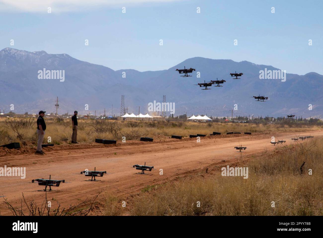 Arizona, USA. 12. April 2023. Unbemannte Flugmanöver während Vanguard in Fort Huachuca, Arizona, 12. April 2023. Im Rahmen des von der Armee ausgerichteten Experiments wurden Technologien und Fähigkeiten zur Replikation und Emulation von Bedrohungssystemen und -Aktivitäten zur Unterstützung von Tests, Schulungen, Experimenten und Fähigkeitsentwicklung bewertet. Credit: U.S. Navy/ZUMA Press Wire Service/ZUMAPRESS.com/Alamy Live News Stockfoto