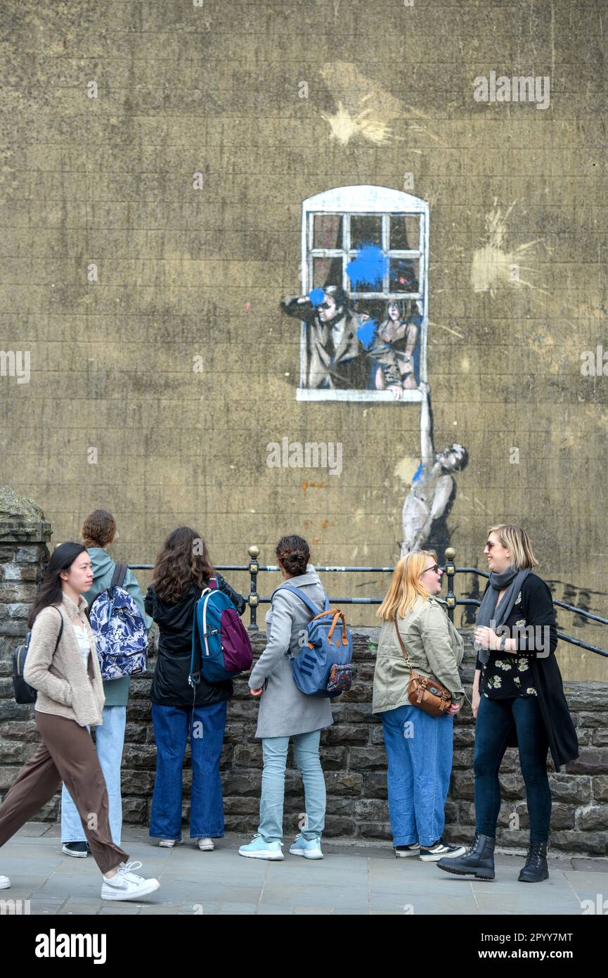 Besucher sehen Banksys „Well-Hung Lover“, auf den mit einer Paintball-Pistole in der Frogmore Street (von der Park Street aus gesehen) Bristol geschossen wurde. Stockfoto
