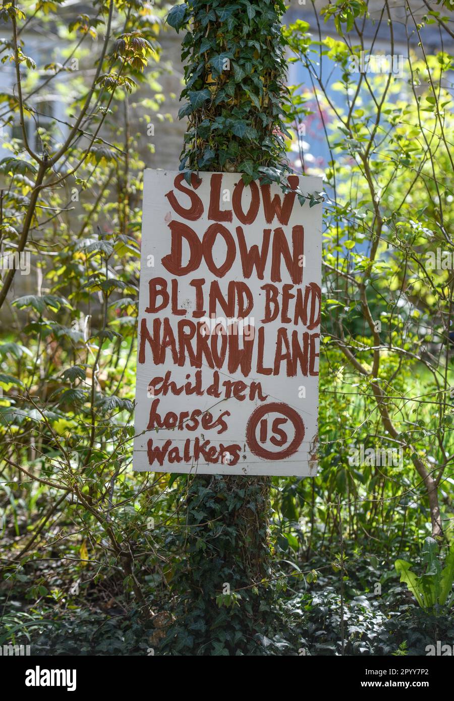 Hausgemachtes Straßenschild mit Hinweis auf „Kinder, Pferde und Gehhilfen“. Stockfoto