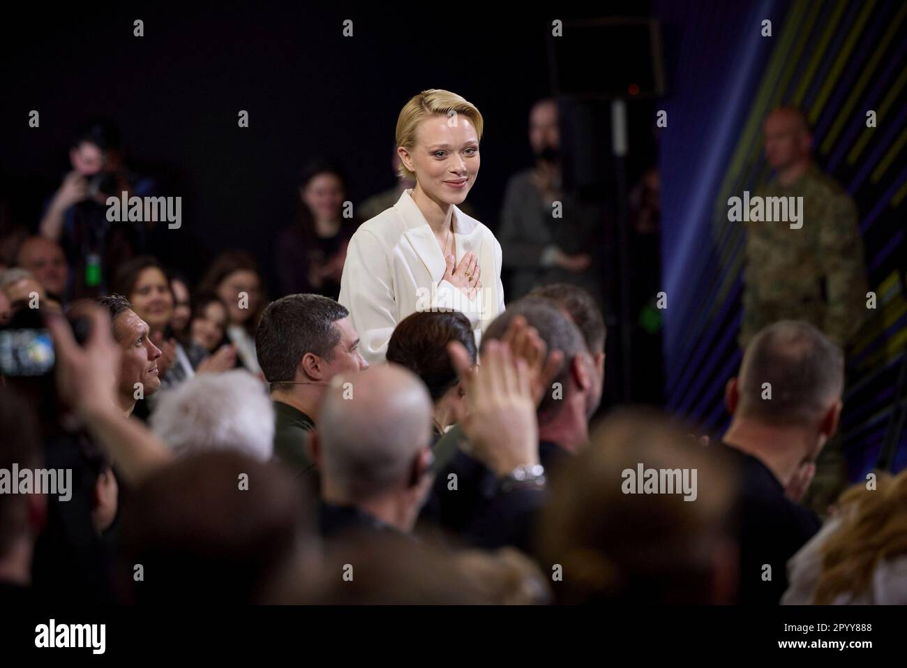 Kiew, Ukraine. 05. Mai 2023. Die ukrainische amerikanische Schauspielerin und Ukraine24-Botschafterin Ivanna Sakhno steht, nachdem sie vom ukrainischen Präsidenten Wolodymyr Zelenskyy während des Wohltätigkeitsgipfels United24 am 5. Mai 2023 in Kiew, Ukraine, für ihre Arbeit gewürdigt wurde. Die internationale Wohltätigkeitsorganisation hat über $330 Millionen Dollar gesammelt, um Krankenhäuser und den Wiederaufbau der Ukraine zu unterstützen. Kredit: Sarsenov Daniar/Pressestelle Des Ukrainischen Präsidenten/Alamy Live News Stockfoto