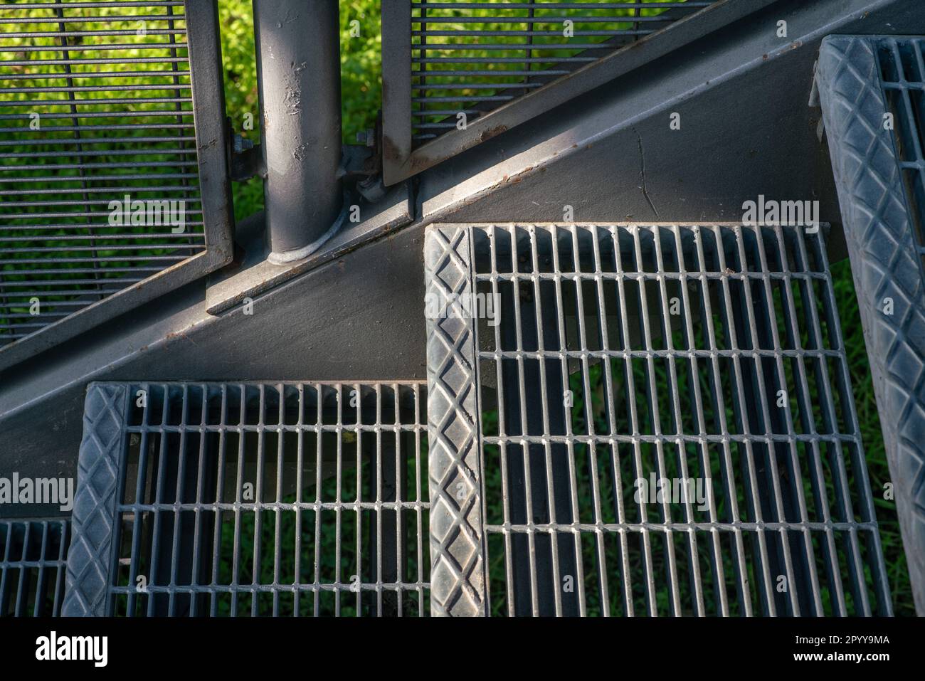 Außentreppe: Reihe externer Metalltreppen, Detail des elektrogeschweißten Gitters, aus verzinktem und dann lackiertem Stahl. Stockfoto