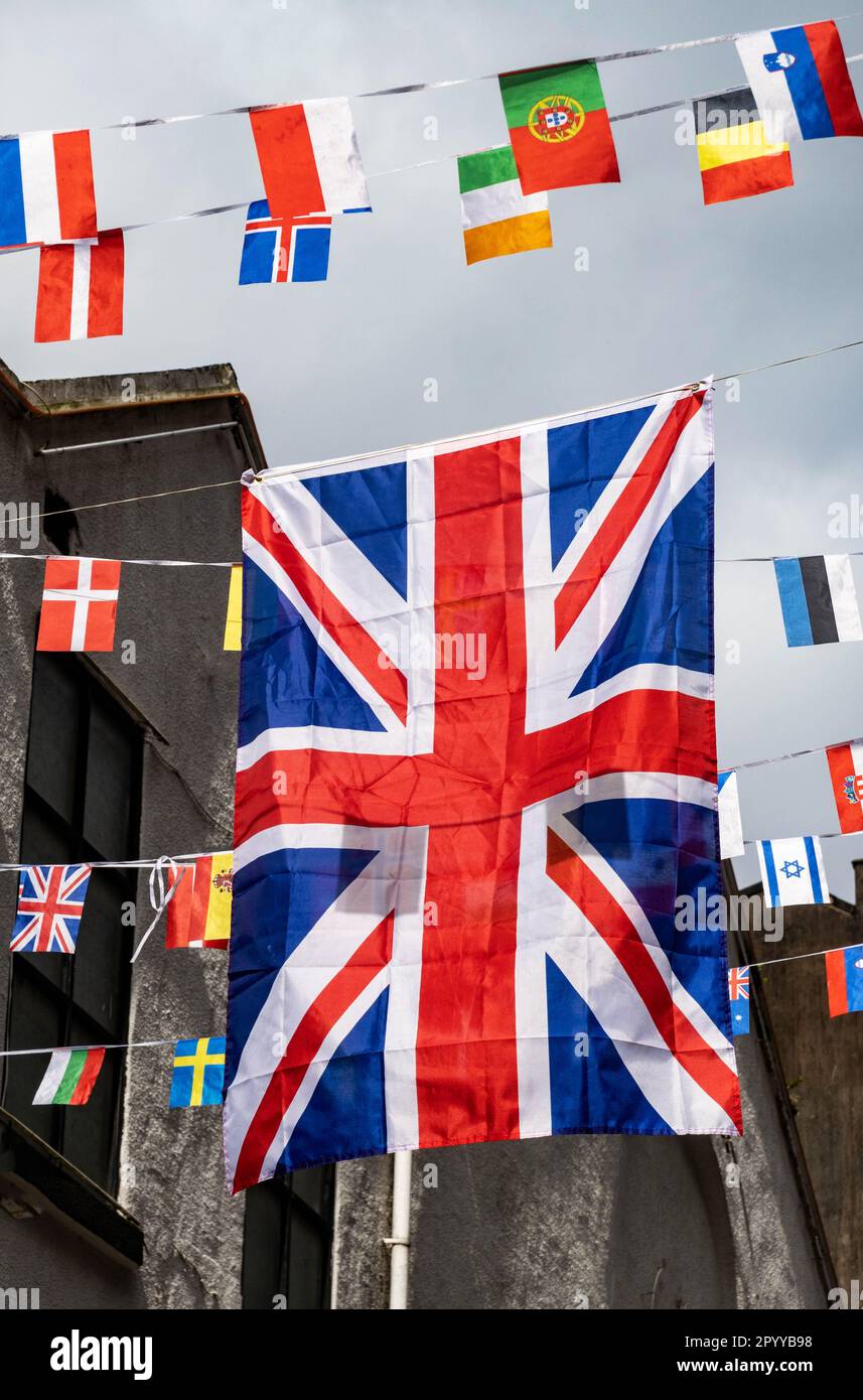 Internationale Flaggen mit britischer Flagge vor Liverpool Stockfoto