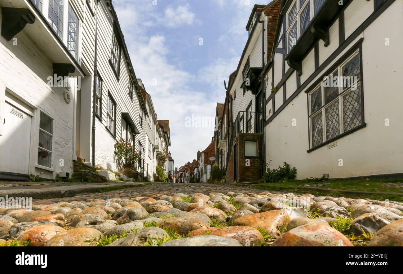 Editorial Rye, UK - 26. April 2023: Eine alte Fußgängerzone mit Kopfsteinpflaster in der schönen Stadt Rye in England Stockfoto