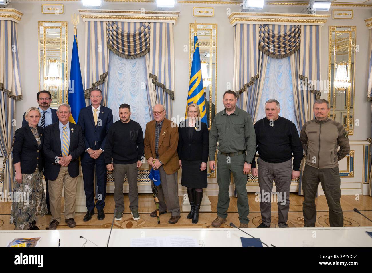 Kiew, Ukraine. 05. Mai 2023. Der ukrainische Präsident Volodymyr Zelenskyy posiert mit Mitgliedern seiner Delegation und Mitgliedern der USA Kongress im Mariinsky-Palast, 5. Mai 2023 in Kiew, Ukraine. Von links nach rechts: Rep. Victoria Spartz, unidentifiziert, Rep. Joe Wilson, AMB. Michael Carpenter, Ukrainischer Präsident Volodymyr Zelenskyy, Rep. Steve Cohen, Amb. Bridget Brink, ukrainischer Chef des Präsidentenstabs Andriy Yermak, Ihor Zhovkva und Roman Mashovet. Kredit: Pool Photo/Pressestelle Des Ukrainischen Präsidenten/Alamy Live News Stockfoto