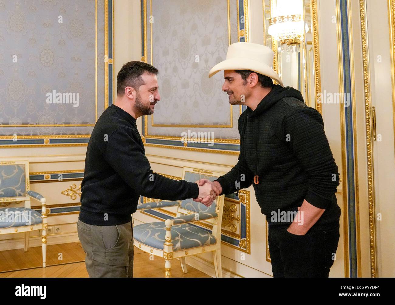 Kiew, Ukraine. 12. April 2022. Der ukrainische Präsident Volodymyr Zelenskyy, Linke, begrüßt den amerikanischen Country-Musik-Superstar Brad Paisley, rechts, während eines Besuchs einer Delegation des amerikanischen Kongresses im Mariinsky-Palast am 12. April 2023 in Kiew, Ukraine. Paisley ist ein Botschafter für die Hilfsorganisation Ukraine24 für den Wiederaufbau der Ukraine. Kredit: Pool Photo/Pressestelle Des Ukrainischen Präsidenten/Alamy Live News Stockfoto