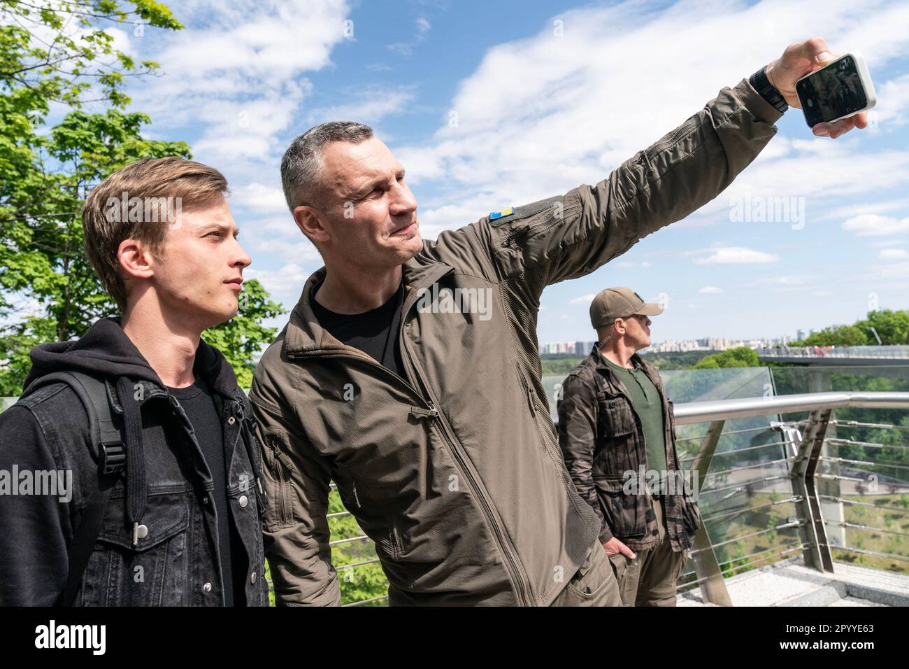 Bürgermeister von Kiew Vitali Klitschko macht am 5. Mai 2023 ein Selfie mit Mitgliedern der Öffentlichkeit auf der Glasbrücke bei Volodymyrska Hirka in Kiew Stockfoto