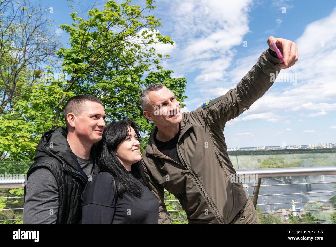 Kiew, USA. 05. Mai 2023. Bürgermeister von Kiew Vitali Klitschko macht am 5. Mai 2023 ein Selfie mit Mitgliedern der Öffentlichkeit auf der Glasbrücke bei Volodymyrska Hirka in Kiew. (Foto: Lev Radin/Sipa USA) Guthaben: SIPA USA/Alamy Live News Stockfoto