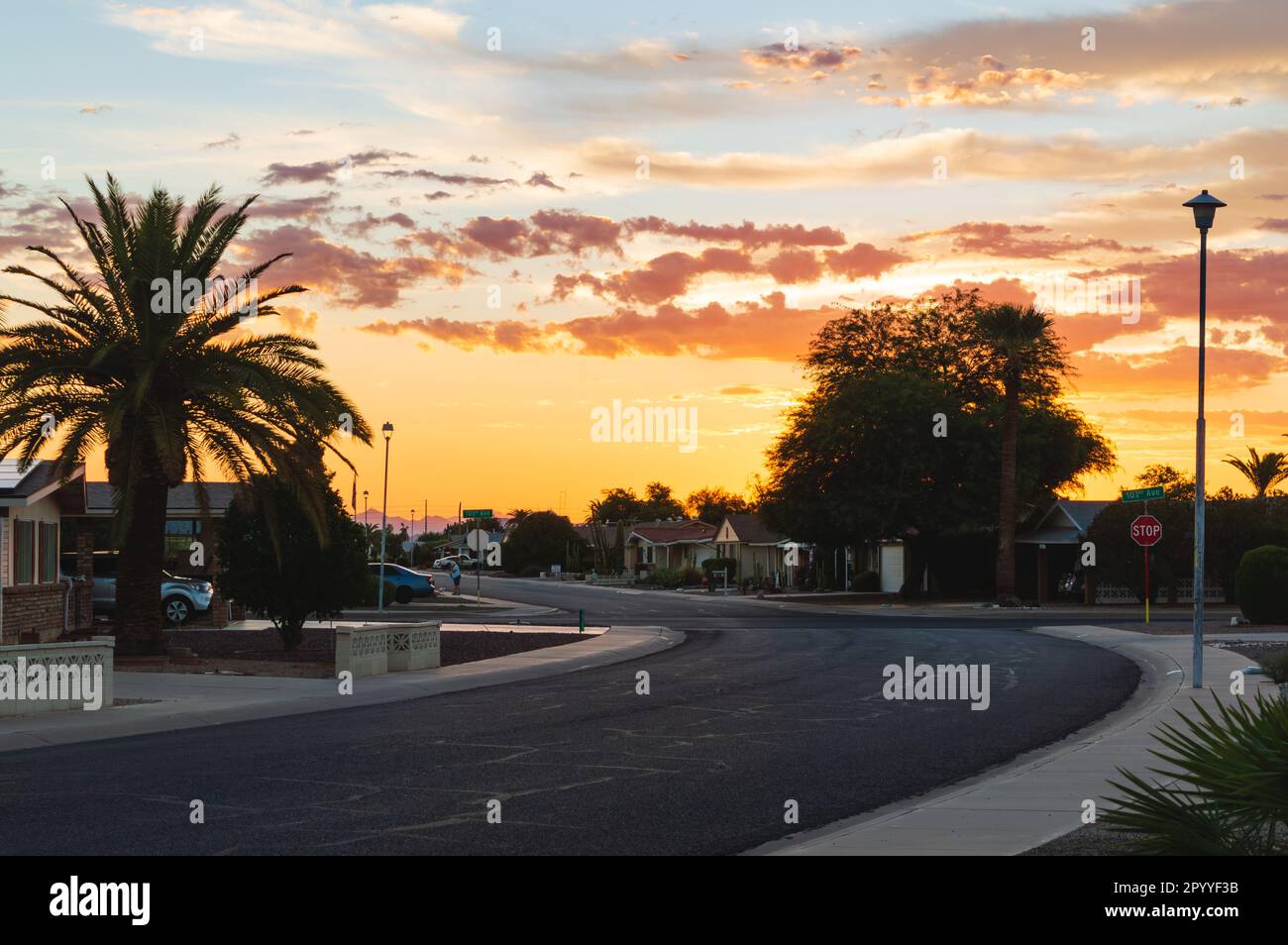 Sonnenuntergang an der Andover Avenue in Sun City, Arizona, USA Stockfoto