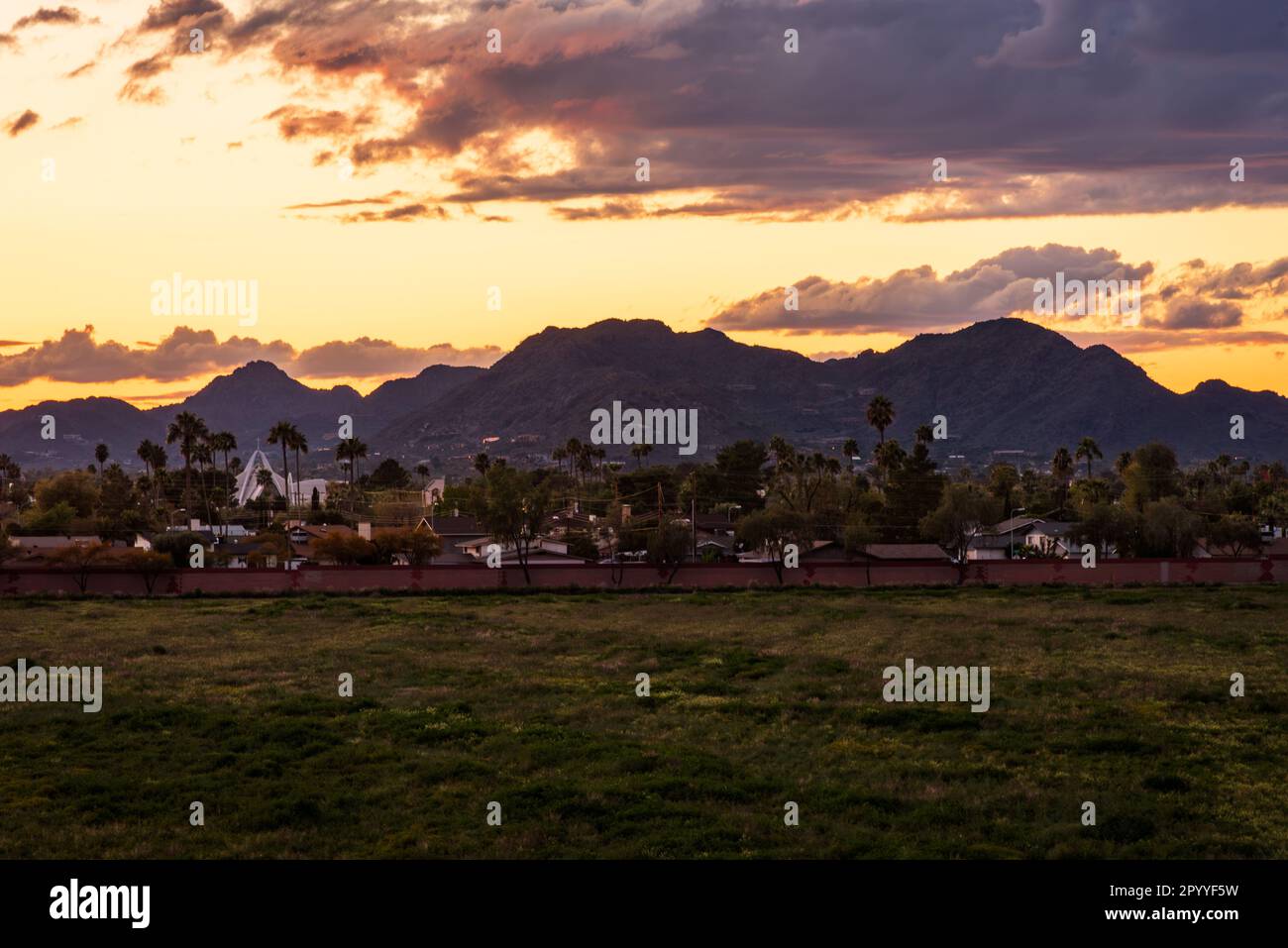 Blick auf Scottsdale und Paradise Valley bei Sonnenuntergang vom Loop 101 in Scottsdale, Arizona. Stockfoto