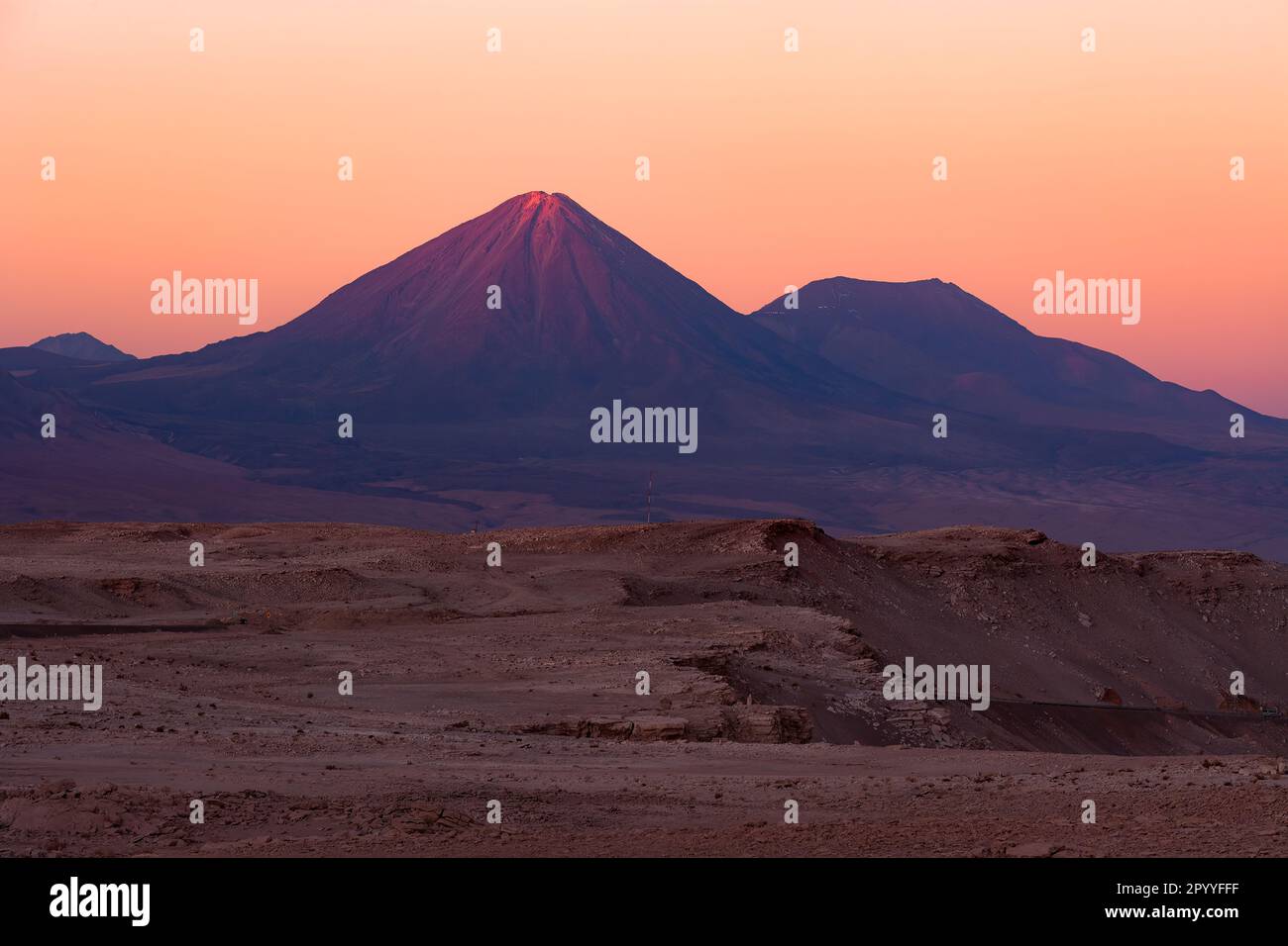 Licancabur Vulkan und altiplano in der Dämmerung in der Atacama Wüste, Chile Stockfoto