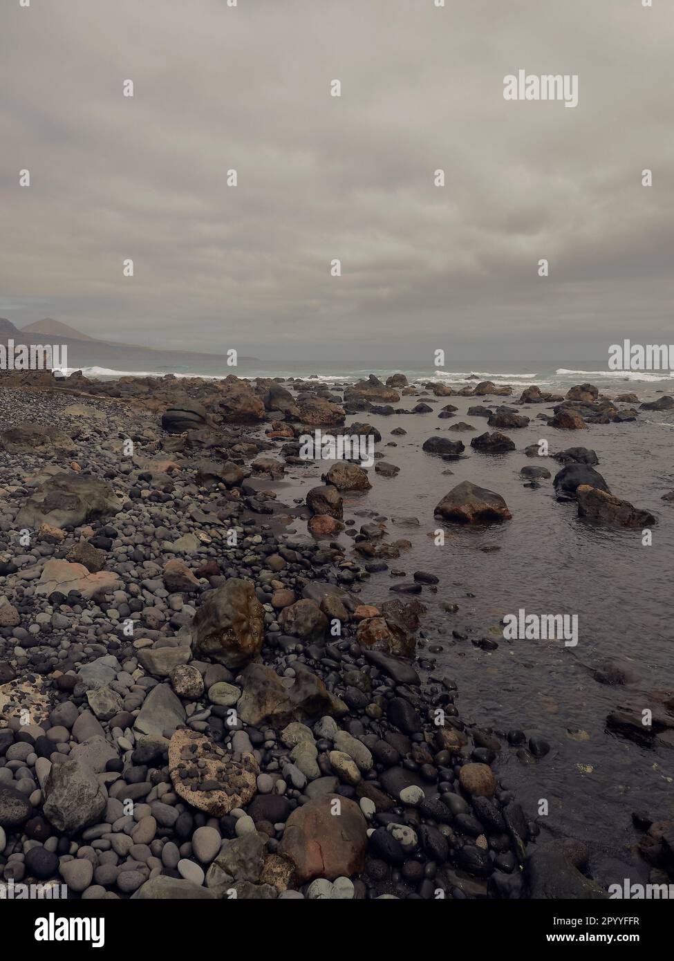 Stones Beach an einem bewölkten Tag auf den Kanarischen Inseln Stockfoto