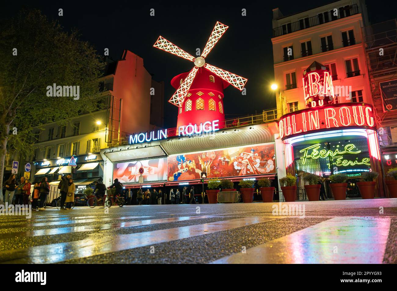 Paris - 24 2023. April: Das Moulin Rouge bei Nacht in Paris, Frankreich. Das Moulin Rouge ist das berühmteste Kabarett in Frankreich Stockfoto