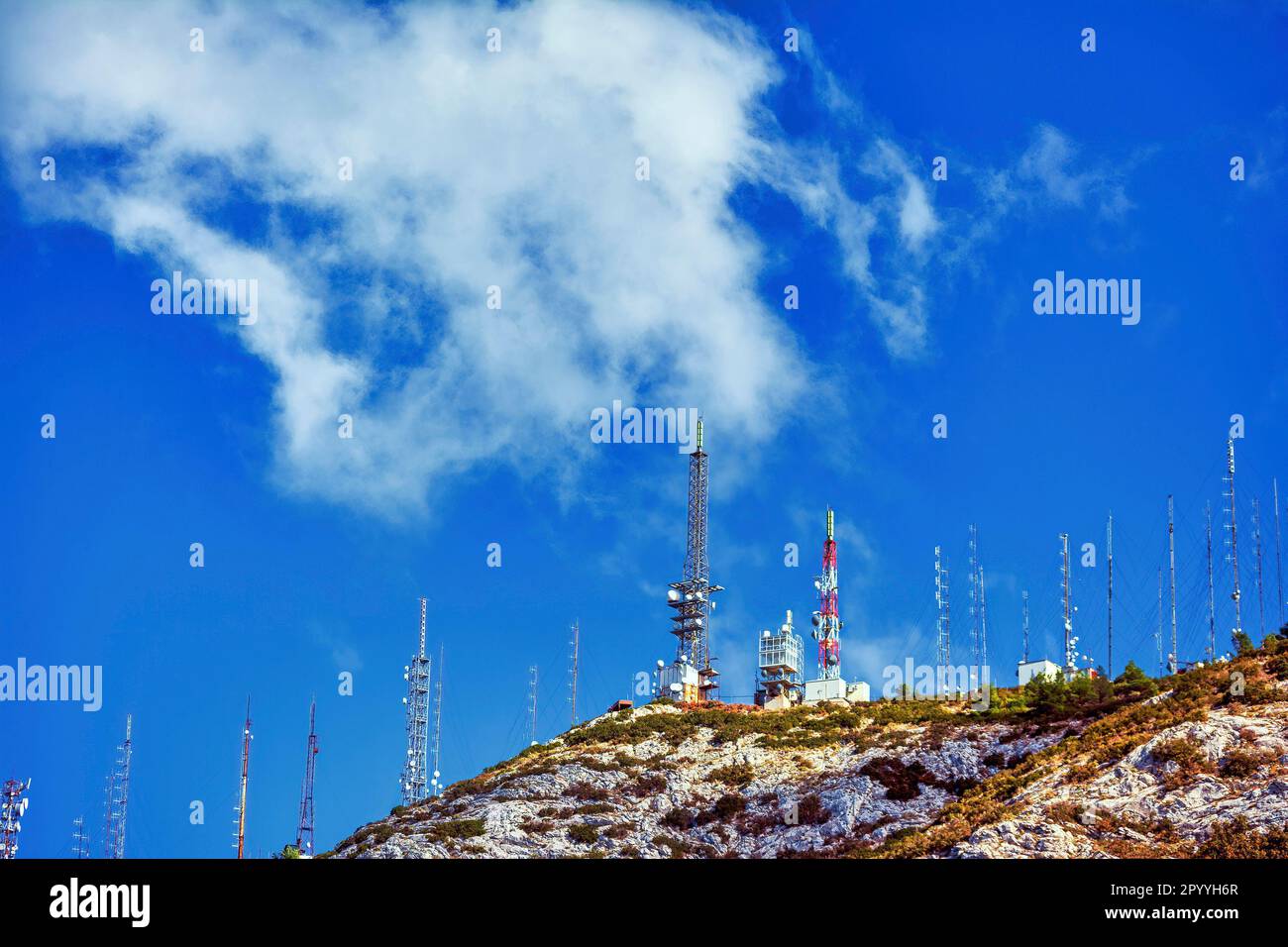 Blick auf Telekommunikationsantennen auf dem Gipfel des Hymettus in Attika, Griechenland. Fernseh-, Radio- und Kommunikationsantenne mit zahlreichen tran Stockfoto