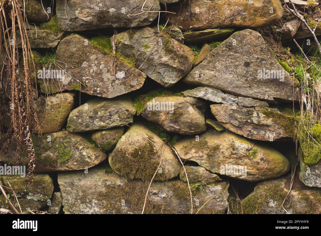 Überreste einer alten Steinmauer in der Berglandschaft Stockfoto
