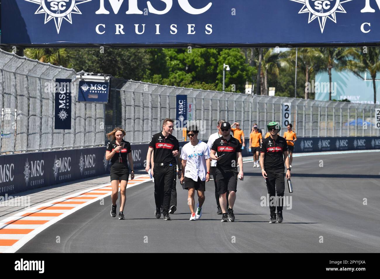 Miami, USA. 04. Mai 2023. MIAMI, Florida, USA, am 04. Mai 2023; Track Walk mit #24, Guanyu ZHOU, CHN, Alfa Romeo Racing F1 Team, kostenpflichtiges Bild, Copyright Paolo PEDICELLI/ATP Images (PEDICELLI Paolo/ATP/SPP) Credit: SPP Sport Press Photo. Alamy Live News Stockfoto