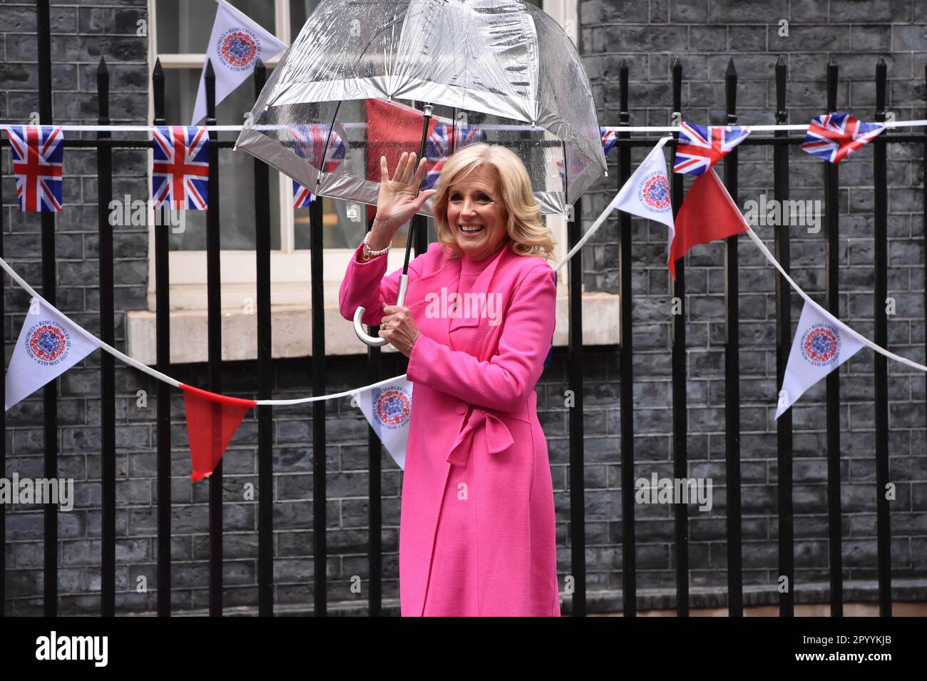 London, England, Großbritannien. 5. Mai 2023. Die First Lady der Vereinigten Staaten, JILL BIDEN, kommt in der Downing Street an. (Kreditbild: © Thomas Krych/ZUMA Press Wire) NUR REDAKTIONELLE VERWENDUNG! Nicht für den kommerziellen GEBRAUCH! Stockfoto