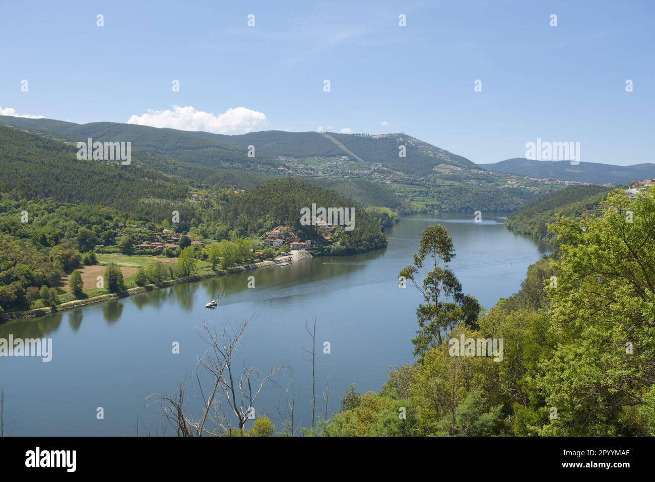 Sebolido, Portugal - 01. Mai 2023 : privilegierter Blick auf den Fluss Douro und seine Ufer, Penafiel, Portugal Stockfoto