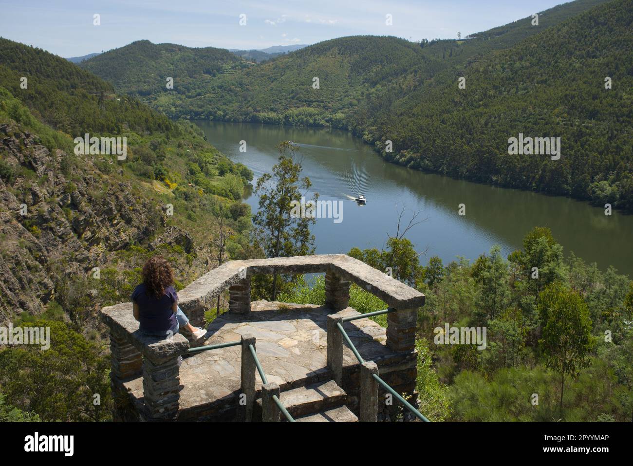 Sebolido, Portugal - 01. Mai 2023 : Eine Person am Aussichtspunkt, die den Fluss Douro und seine wunderschönen Ufer, Penafiel, Portugal, bewundert Stockfoto