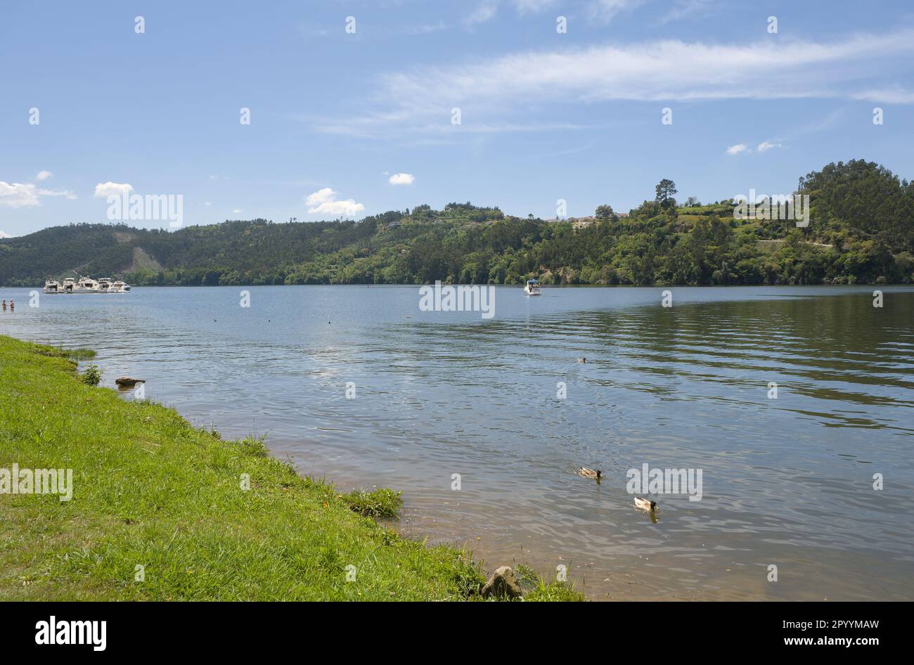 Melres, Portugal - 01. Mai 2023 : Blick auf den Flussstrand und seine wunderschönen Ufer, Penafiel, Portugal Stockfoto
