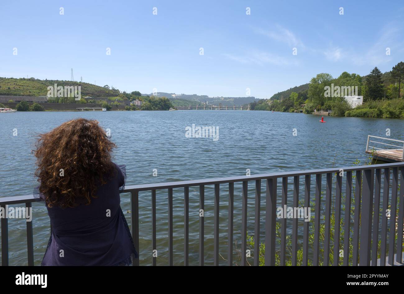 Covelo, Portugal - 01. Mai 2023 : Eine Person, die den Fluss Douro und seine wunderschönen Ufer, Penafiel, Portugal, bewundert Stockfoto
