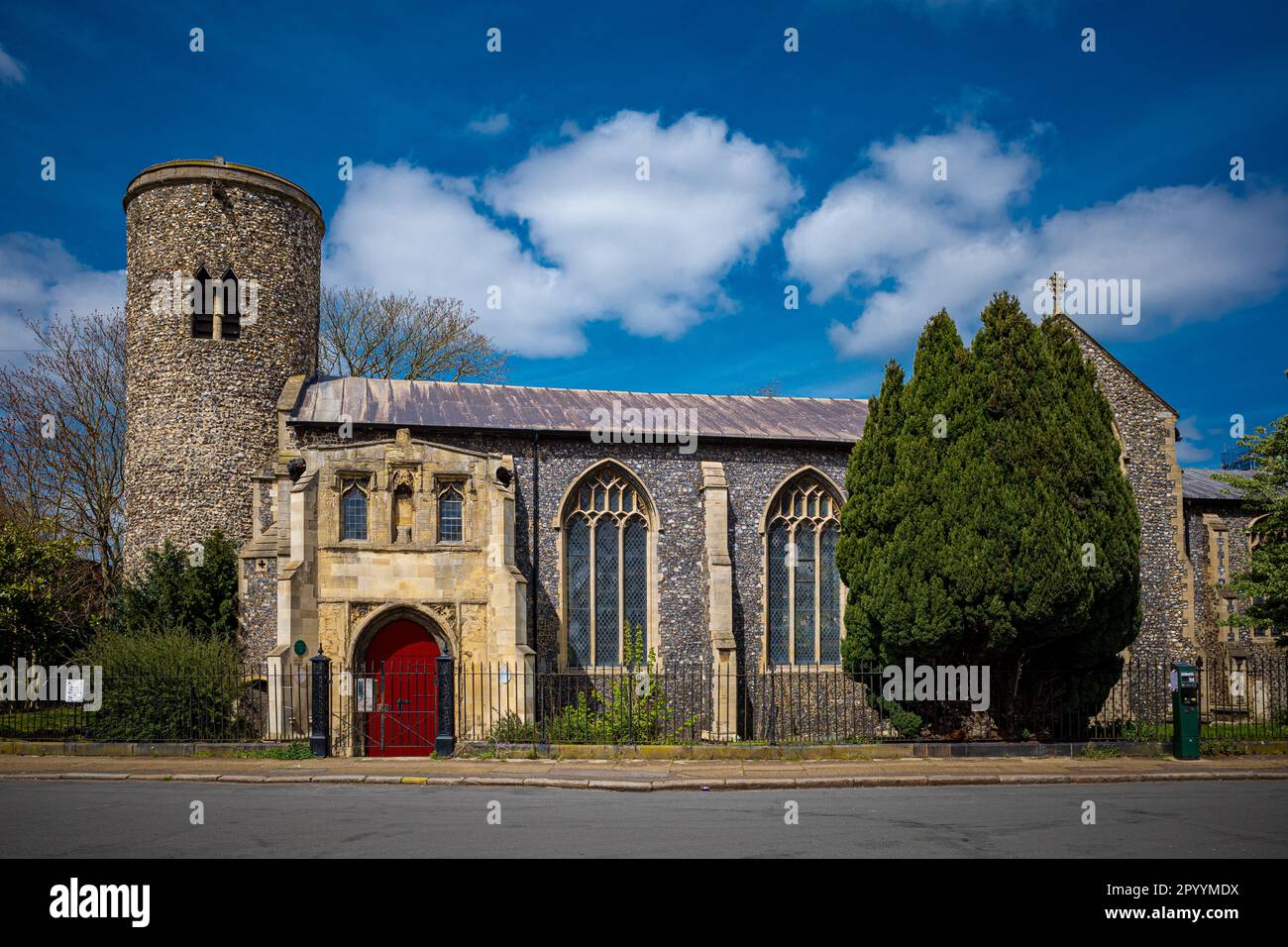 St. Mary Coslany Kirche Norwich. St. Mary Coslany ist die letzte noch erhaltene, runde, hochaufragte Kirche aus dem Mittelalter in Norwich. Der Turm stammt aus dem 12. Jahrhundert. Stockfoto
