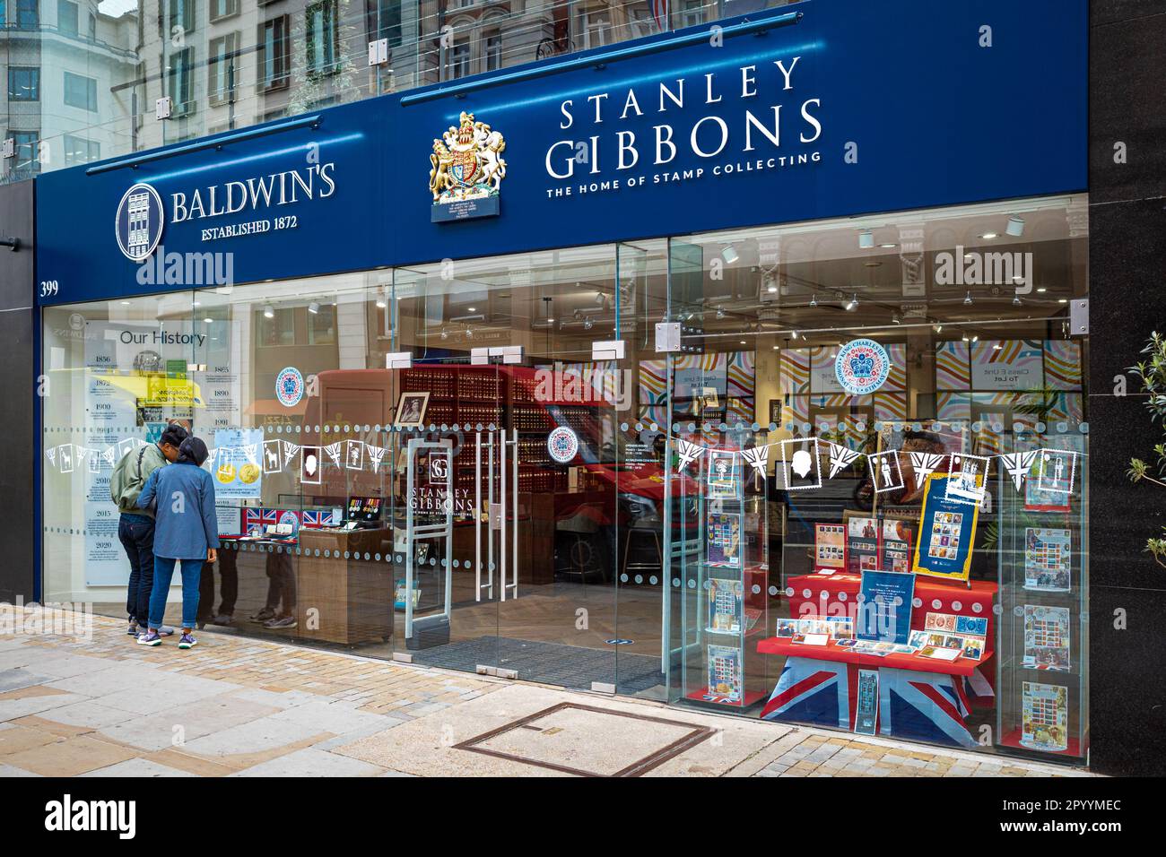 Stanley Gibbons und Baldwins Showroom und Hauptsitz in 399 The Strand London. Stanley Gibbons ist der am längsten etablierte seltene Briefmarkenhändler der Welt. Stockfoto