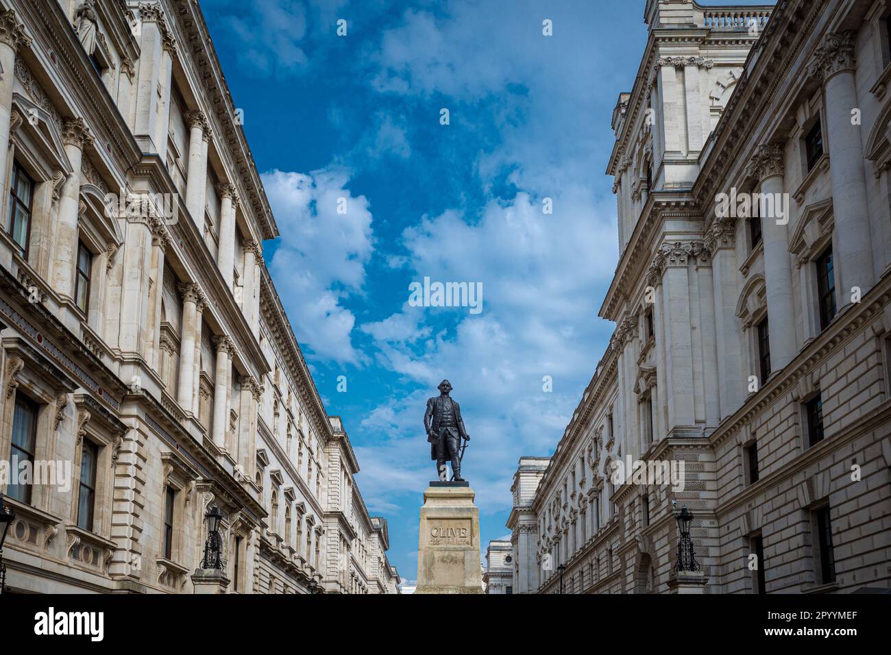 Robert Clive Statue London - Statue of Clive of India in der King Charles Street, Whitehall, London. Der Bildhauer John Tweed wurde 1912 enthüllt. Stockfoto