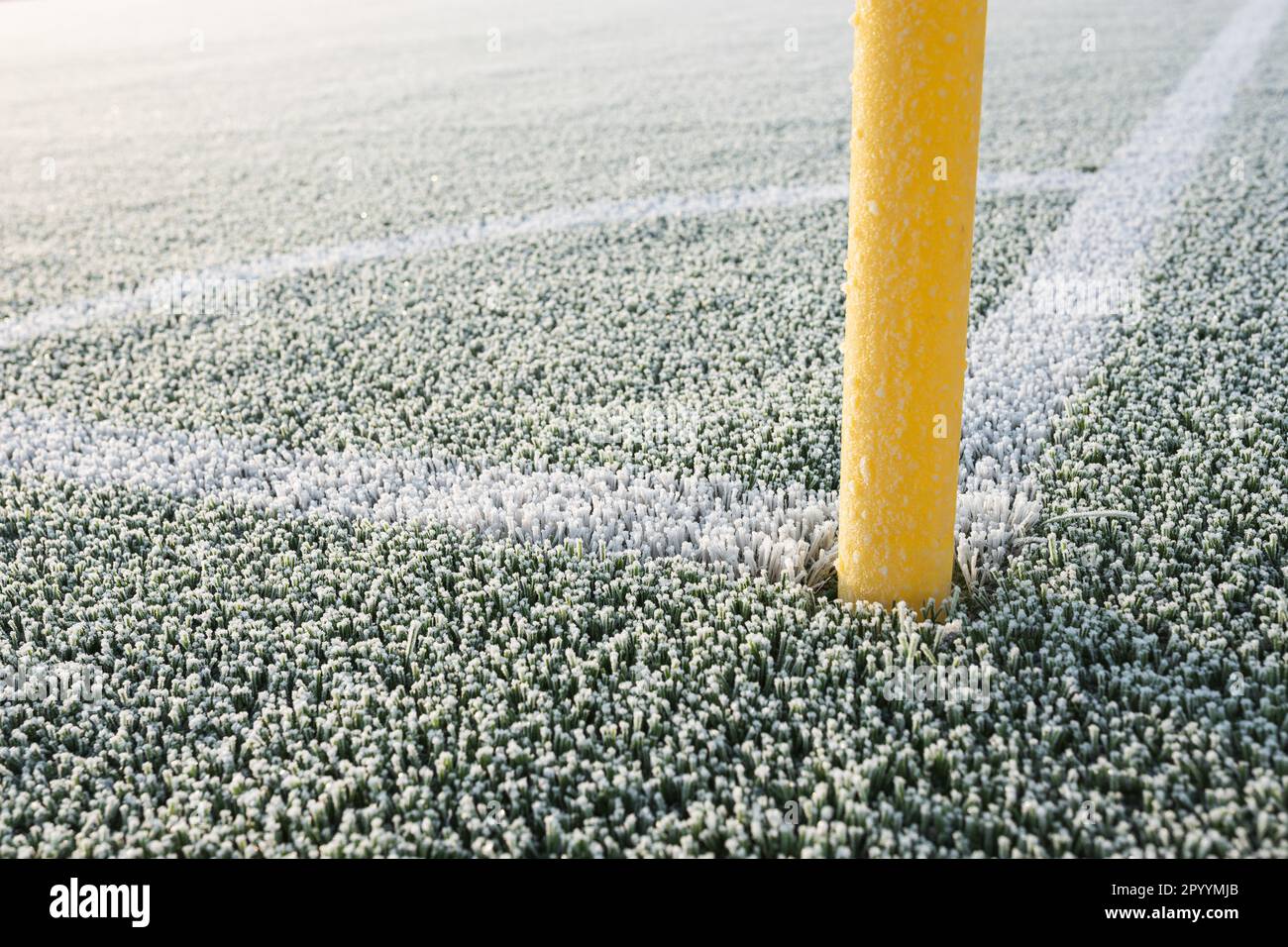 Ecke des Fußballplatzes im Winter morgens Stockfoto