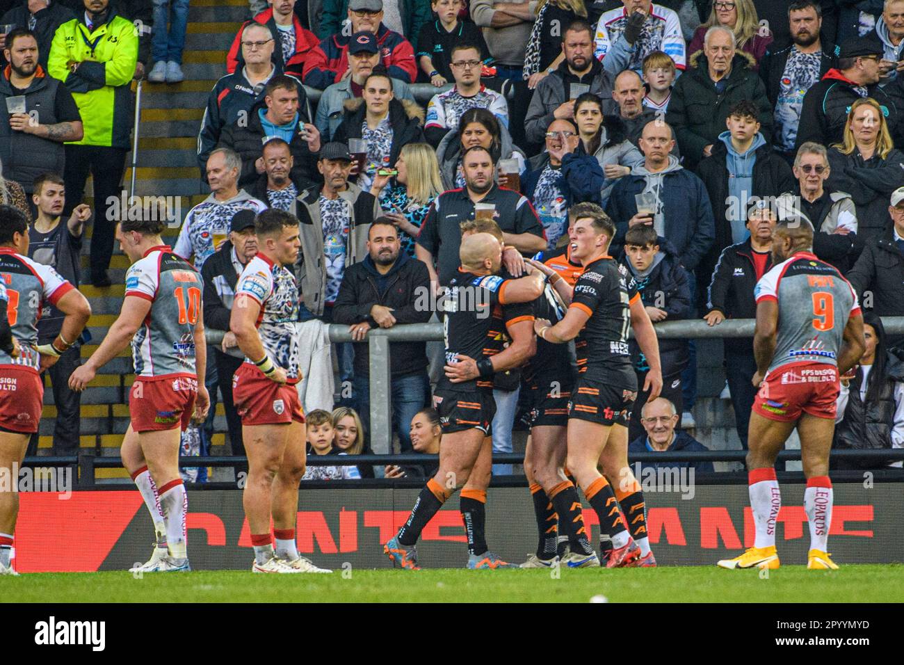 Castleford Players feiern ihren Versuch beim Betfred Super League-Spiel zwischen Leigh Leopards und Castleford Tigers am Freitag, den 5. Mai 2023 im Leigh Sport Stadium in Leigh. (Foto: Ian Charles | MI News) Guthaben: MI News & Sport /Alamy Live News Stockfoto