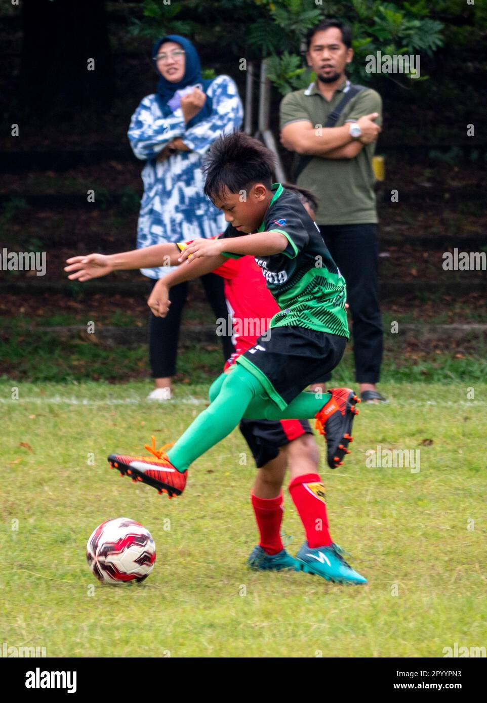 Jakarta, Indonesien-29. April 2023: Asiatische Kinder spielen Fußball Stockfoto