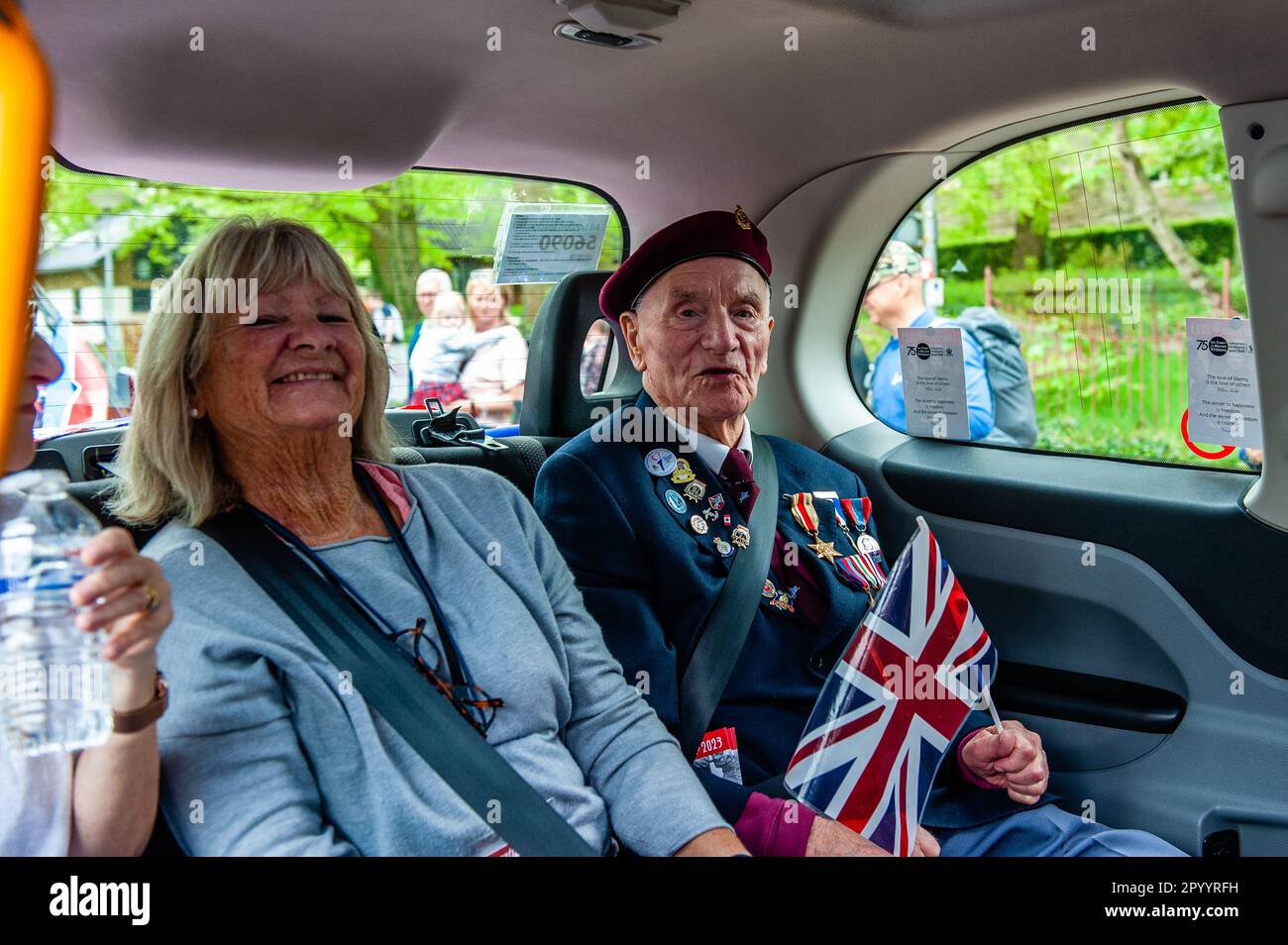 Ein englischer Veteran aus dem zweiten Weltkrieg wird in einem britischen schwarzen Fahrerhaus für die Kamera posiert. Wageningen, auch bekannt als die „Stadt der Befreiung“, ist besonders mit den Gedenktagen hier am 4. Und 5. Mai verbunden, da die Kapitulation, die den Zweiten Weltkrieg in den Niederlanden beendete, in der Stadt unterzeichnet wurde. Am Tag der Befreiung wird jedes Jahr die Befreiungsparade, oder „Bevrijdingsdefilé“ auf Niederländisch, gefeiert und vereint Veteranen und Militärnachfolger, um all jenen Tribut zu zollen, die während des Zweiten Weltkriegs ihr Leben gegeben haben. In diesem Jahr wurden auch 17 britische Veteranen herzlich willkommen geheißen, sie kamen in einem britischen schwarzen Taxi an Stockfoto