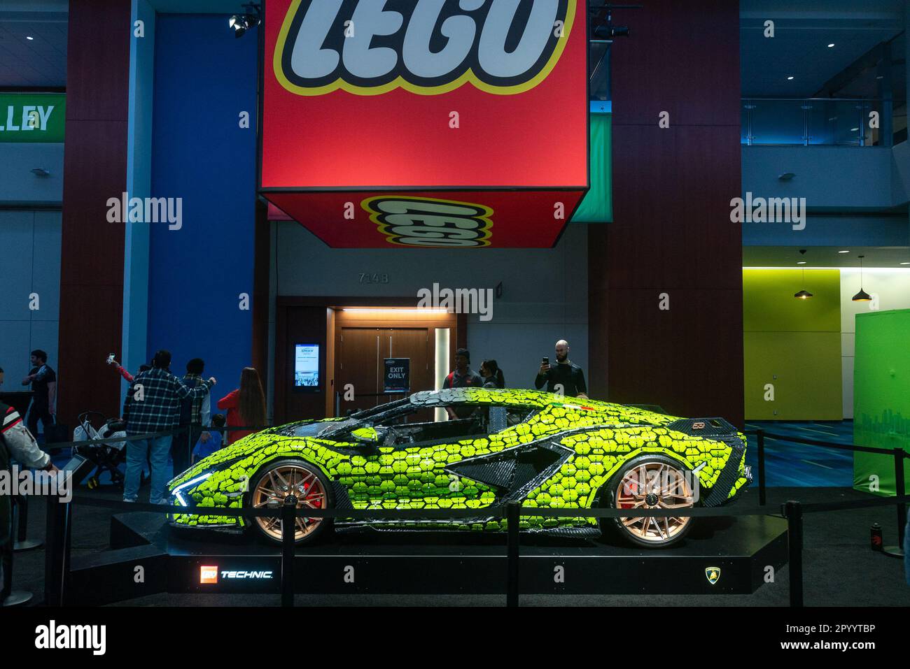 Toronto, ON, Kanada - 21. Februar 2023: LEGO Group stellt ein lebensgroßes Modell eines Lamborghini SIAN FKP 37 vor, das mit mehr als 400.000 LE gebaut wurde Stockfoto