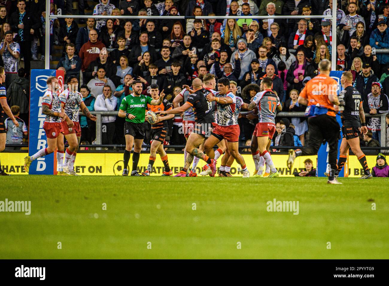 Während des Spiels der Betfred Super League zwischen Leigh Leopards und Castleford Tigers im Leigh Sport Stadium, Leigh, am Freitag, den 5. Mai 2023, zerbrechen die Gemüter der Teams. (Foto: Ian Charles | MI News) Guthaben: MI News & Sport /Alamy Live News Stockfoto