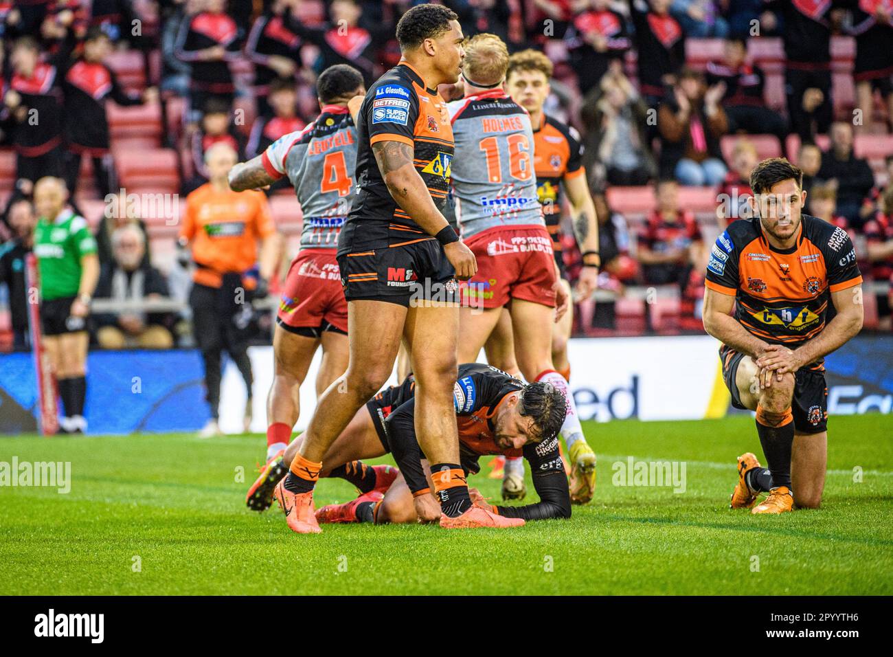 Leigh-Spieler feiern ihren Versuch beim Betfred Super League-Spiel zwischen Leigh Leopards und Castleford Tigers am Freitag, den 5. Mai 2023 im Leigh Sport Stadium in Leigh. (Foto: Ian Charles | MI News) Guthaben: MI News & Sport /Alamy Live News Stockfoto